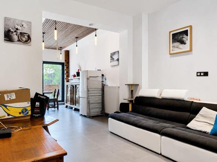 Maison polyvalente avec studio indépendant et entrepôt