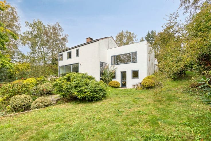 5-bedroom villa with stunning view, situated on a calm locat
