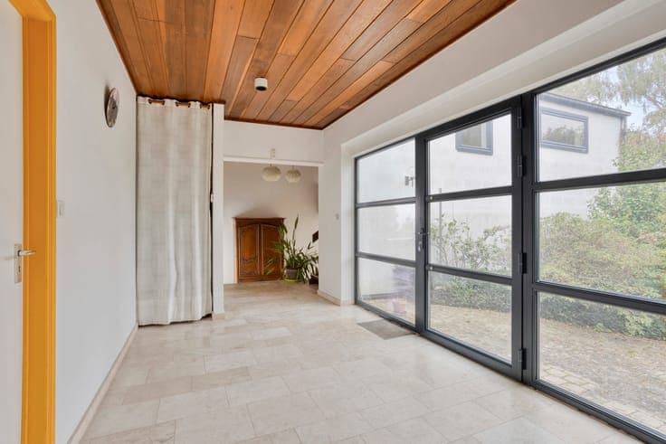 5-bedroom villa with stunning view, situated on a calm locat