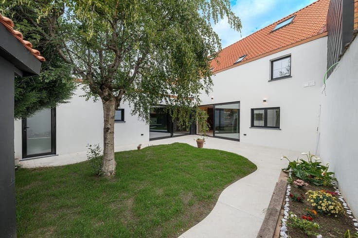 Brede stadswoning met garage en zonnige stadstuin te Heist.