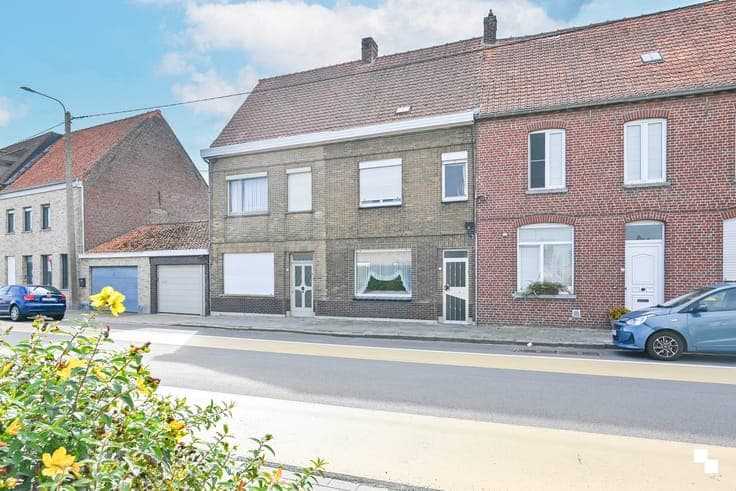 Te renoveren woning met dubbele garage in Oostrozebeke