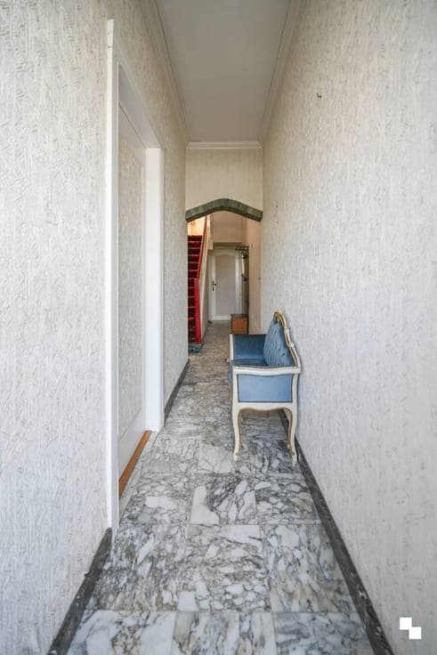 Te renoveren woning met dubbele garage in Oostrozebeke