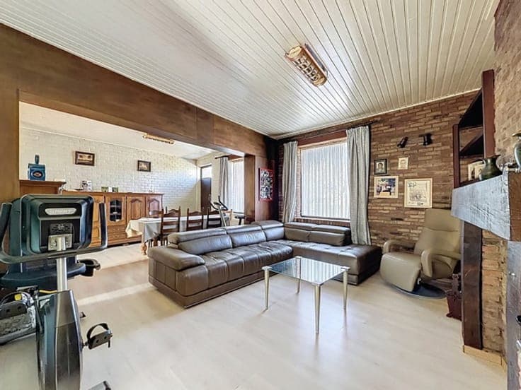 A semi-detached house in need of renovation, with 5 bedrooms