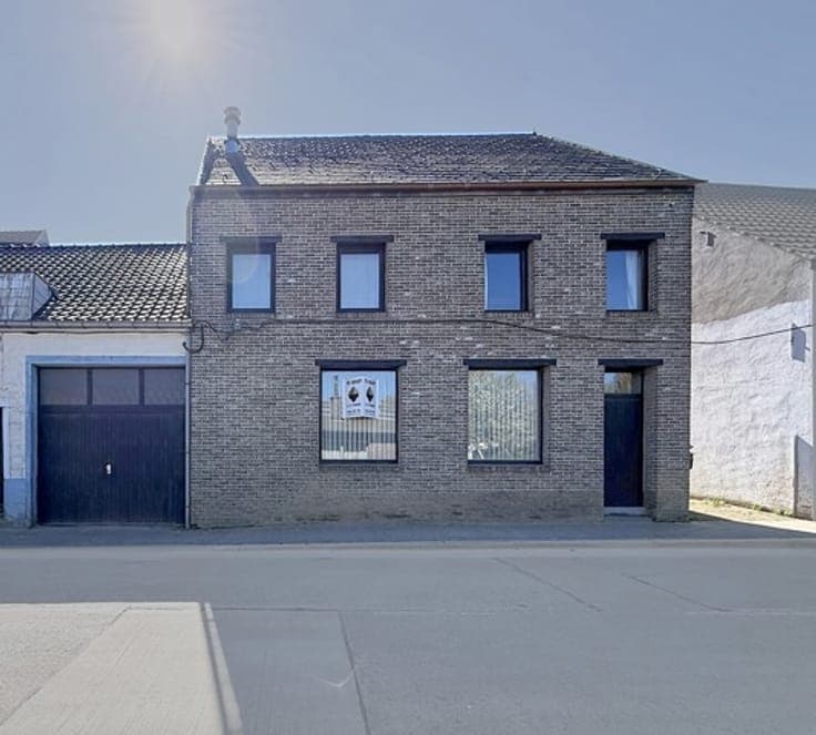 A semi-detached house in need of renovation, with 5 bedrooms