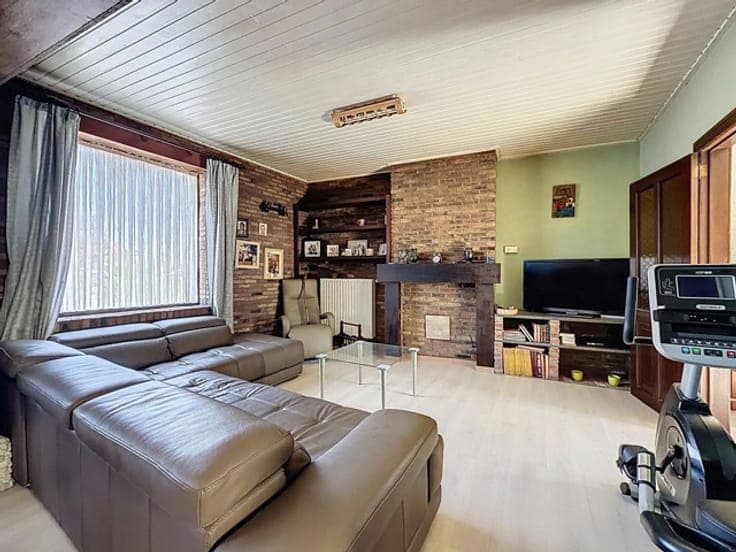 A semi-detached house in need of renovation, with 5 bedrooms