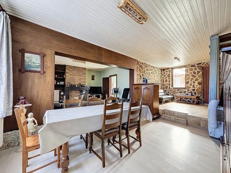 A semi-detached house in need of renovation, with 5 bedrooms
