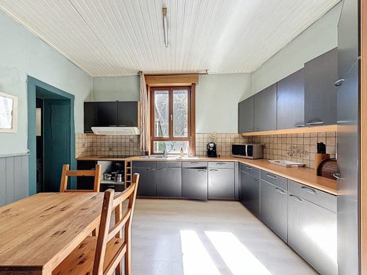 A semi-detached house in need of renovation, with 5 bedrooms