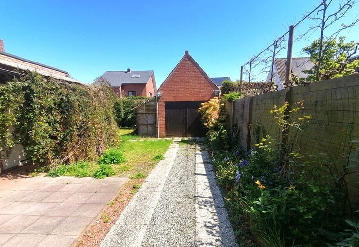 Karaktervolle halfopen woning met 4 slaapkamers en garage...