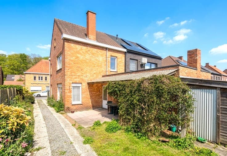 Karaktervolle halfopen woning met 4 slaapkamers en garage...