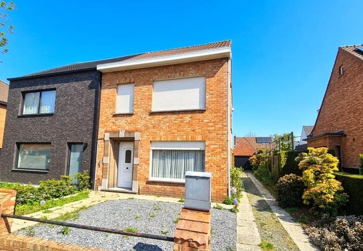 Karaktervolle halfopen woning met 4 slaapkamers en garage...