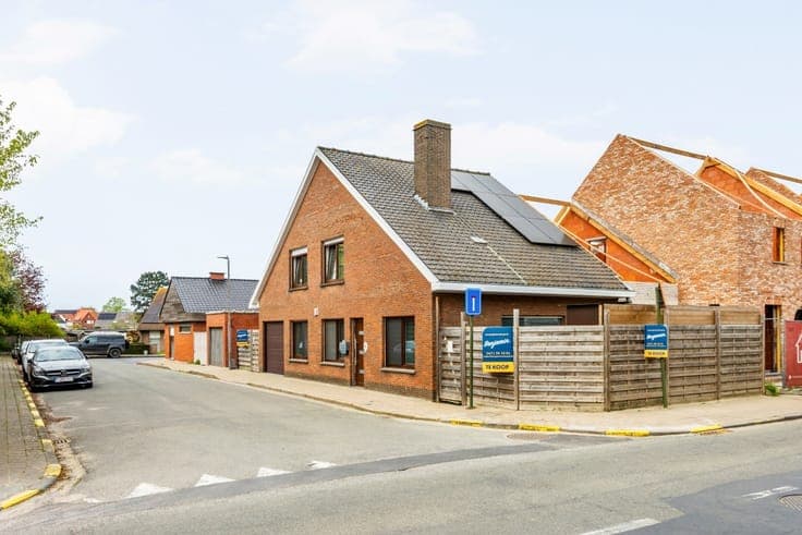 Detached house with 3 bedrooms, garage, and garden in Moors