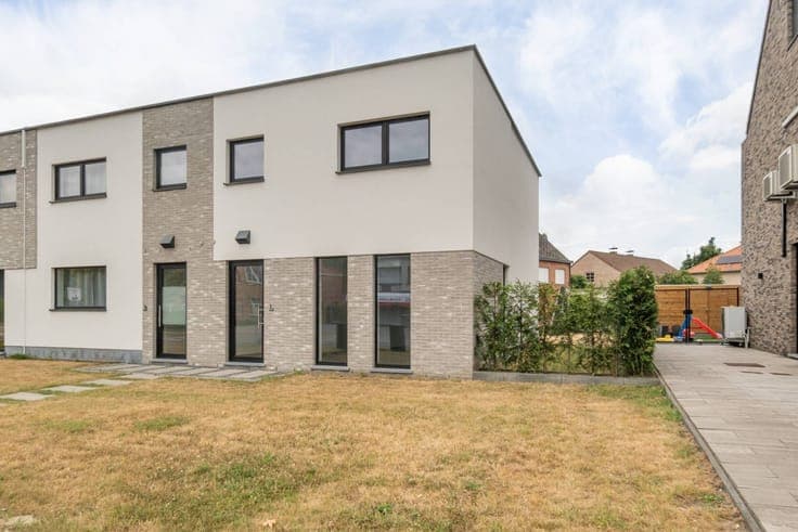 Volledig afgewerkte woning met 3 slaapkamers, tuin en 2 o...