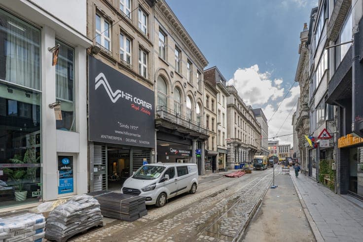 Building with commercial space and residential use near Meir