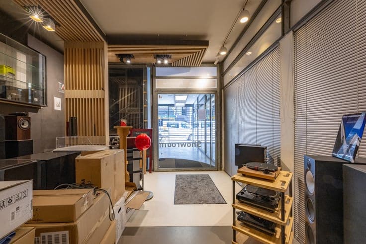 Building with commercial space and residential use near Meir
