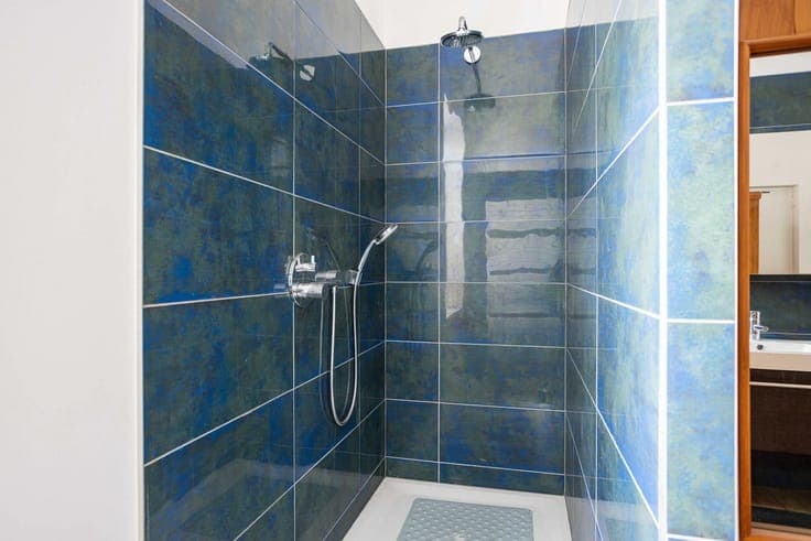 Spacious property with lots of possibilities in the center!