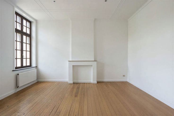 Spacious property with lots of possibilities in the center!