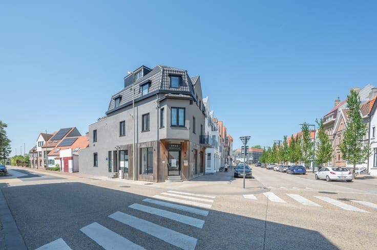 Appartementsgebouw met handelspand, appartementen en verg...