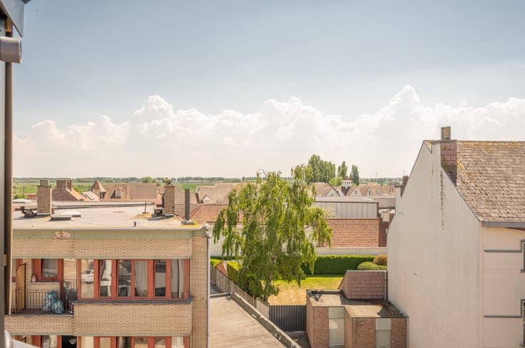 Appartementsgebouw met handelspand, appartementen en verg...