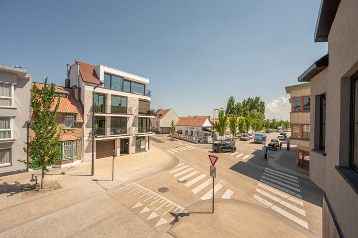 Appartementsgebouw met handelspand, appartementen en verg...