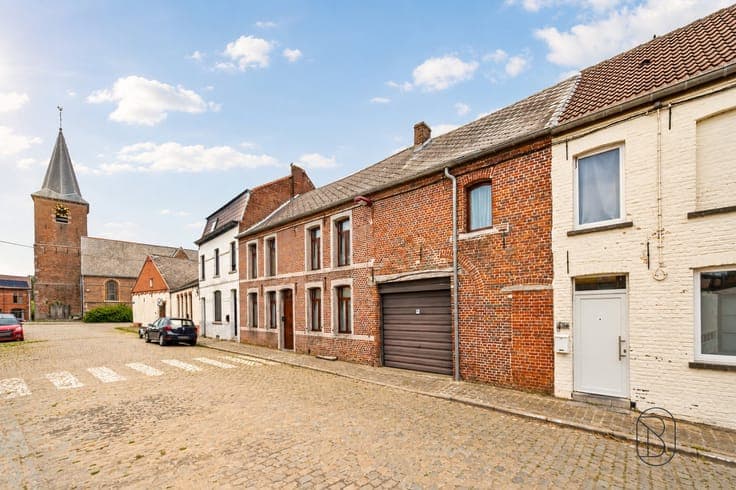 Mixed-use building, ideal for a self-employed person/investo