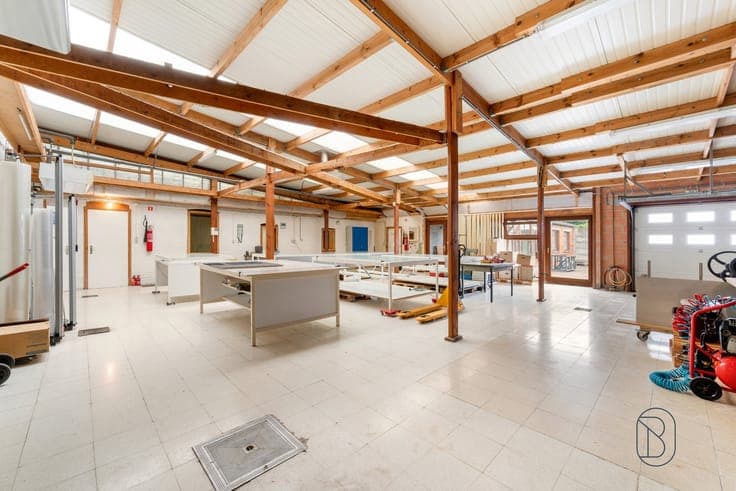 Mixed-use building, ideal for a self-employed person/investo
