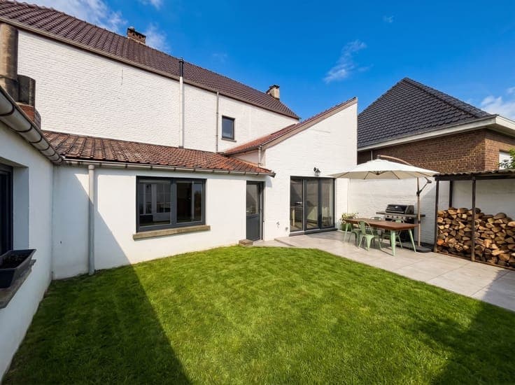 Grande maison d’angle avec jardin entièrement rénovée.