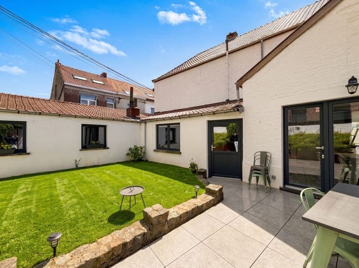 Grande maison d’angle avec jardin entièrement rénovée.