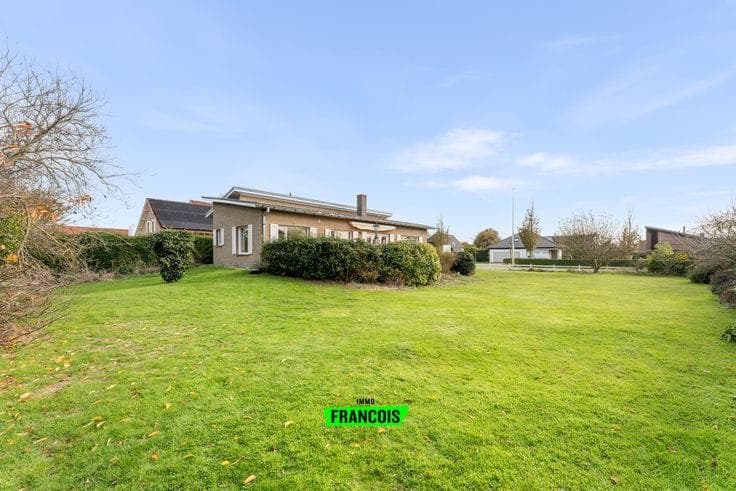 Spacious, ready-to-move-in villa on an exceptional plot of …