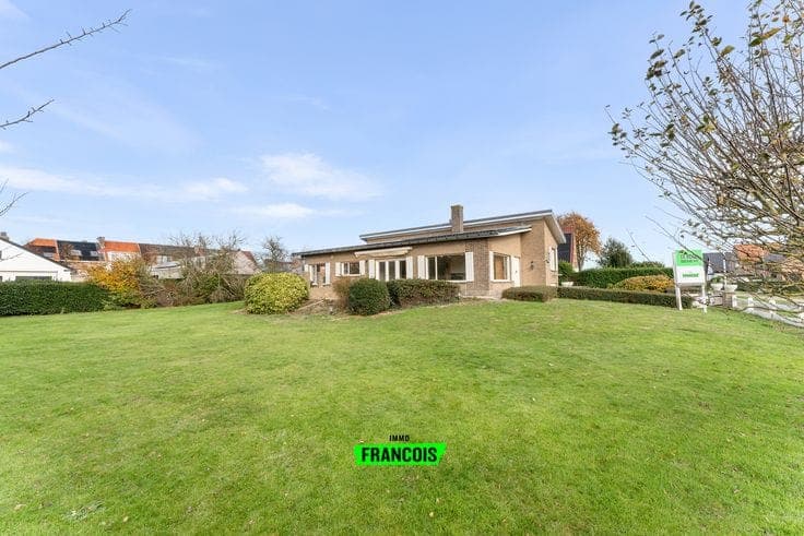 Spacious, ready-to-move-in villa on an exceptional plot of …