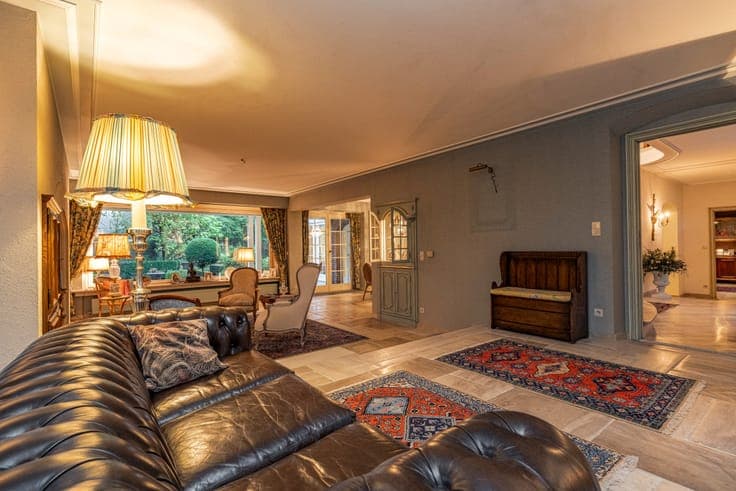 Architectural Laporta villa with 5 to 6 bedrooms and 3 bath