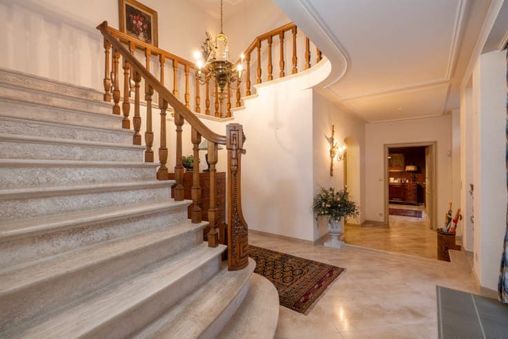 Architectural Laporta villa with 5 to 6 bedrooms and 3 bath