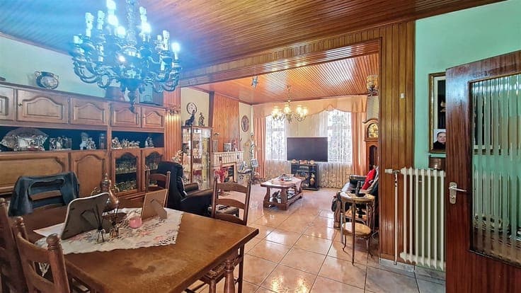 Family home with 4 bedrooms, garage and exterior