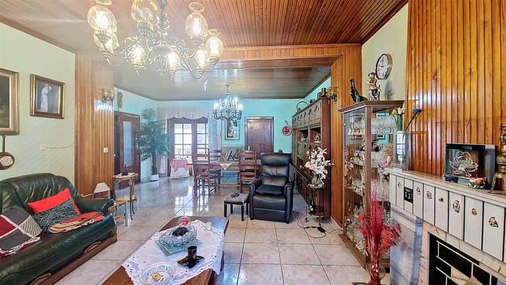 Family home with 4 bedrooms, garage and exterior
