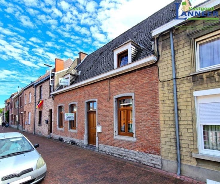 Spacious house on the edge of town with a large garden