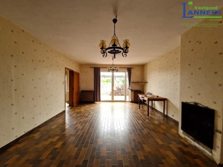 Spacious house on the edge of town with a large garden