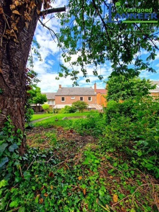 Spacious house on the edge of town with a large garden