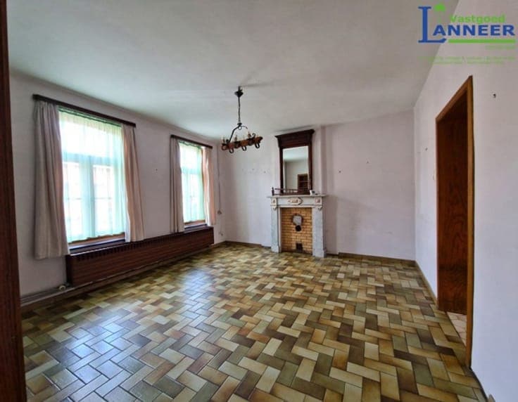 Spacious house on the edge of town with a large garden