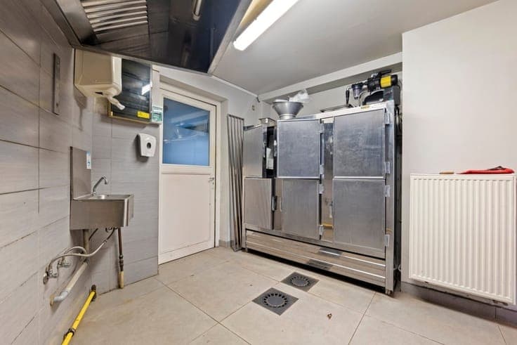 RUIM HANDELSPAND MET WOONST OP TOPLOCATIE IN ZOUTLEEUW