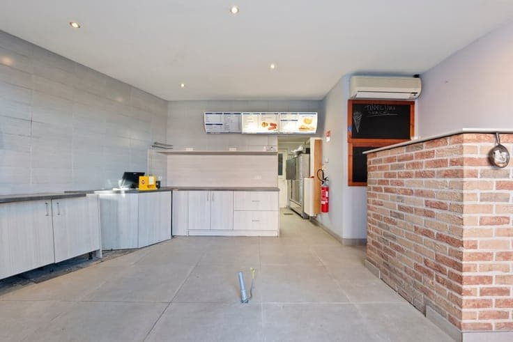 RUIM HANDELSPAND MET WOONST OP TOPLOCATIE IN ZOUTLEEUW