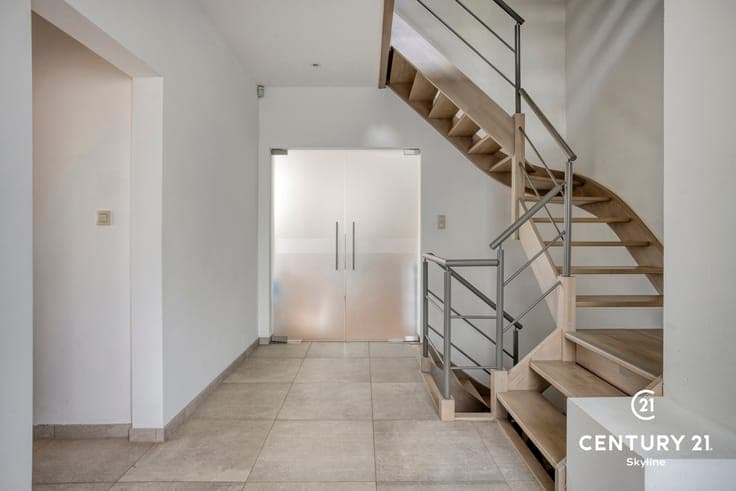 Spacious, solid & move-in ready home on Predikherenberg