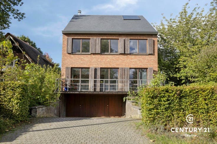 Spacious, solid & move-in ready home on Predikherenberg