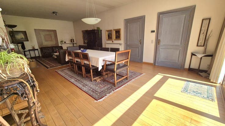 Zeer grote herenwoning met tal van mogelijkheden in het c...