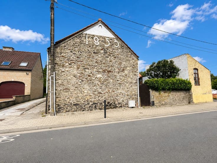 Charming 3-storey house with 4 bedrooms and a garden!