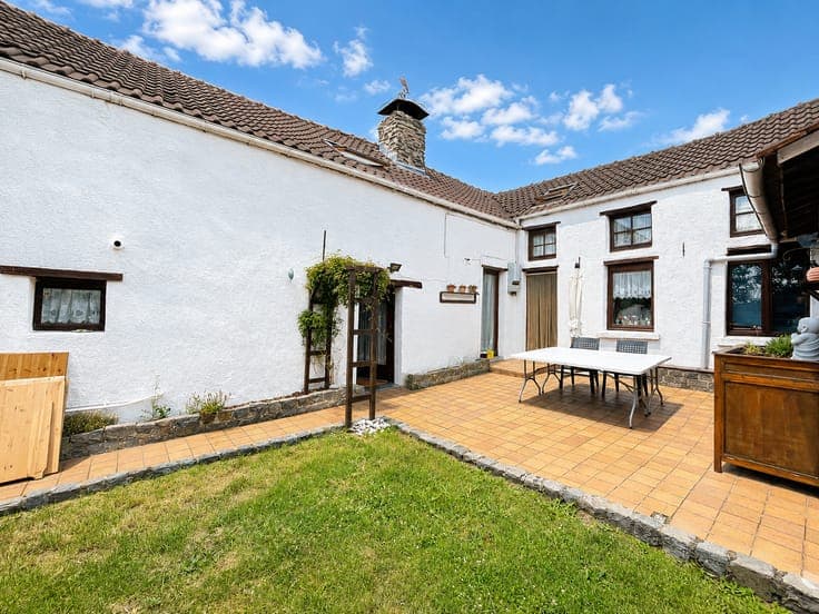 Charming 3-storey house with 4 bedrooms and a garden!