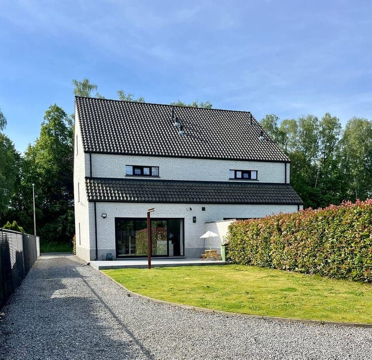 Elegante woning op 538 M2 nabij het centrum van Neeroeteren.