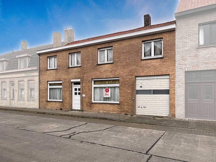 Spacious house with garden and garage on 380m² in Leisele.