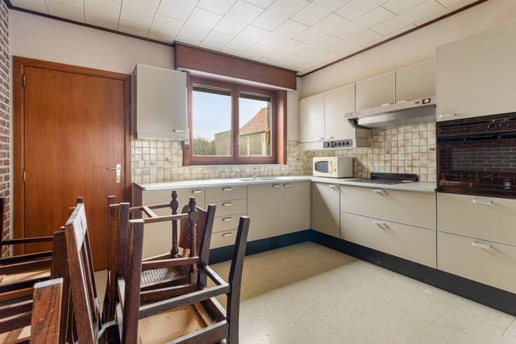 Spacious house with garden and garage on 380m² in Leisele.