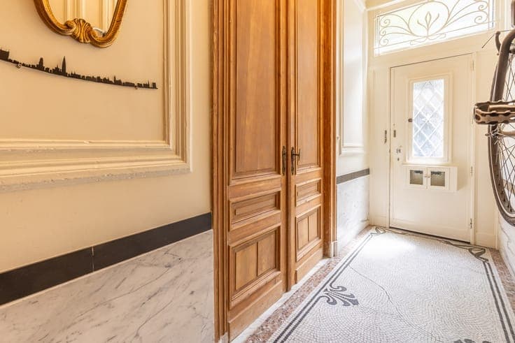 Karaktervol herenhuis met prachtig houtwerk, ruime terras...