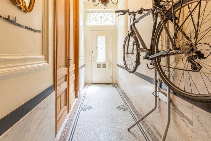 Karaktervol herenhuis met prachtig houtwerk, ruime terras...