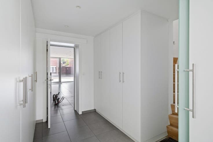 Volledig gerenoveerde woning met commerciële ruimte en 3 ...
